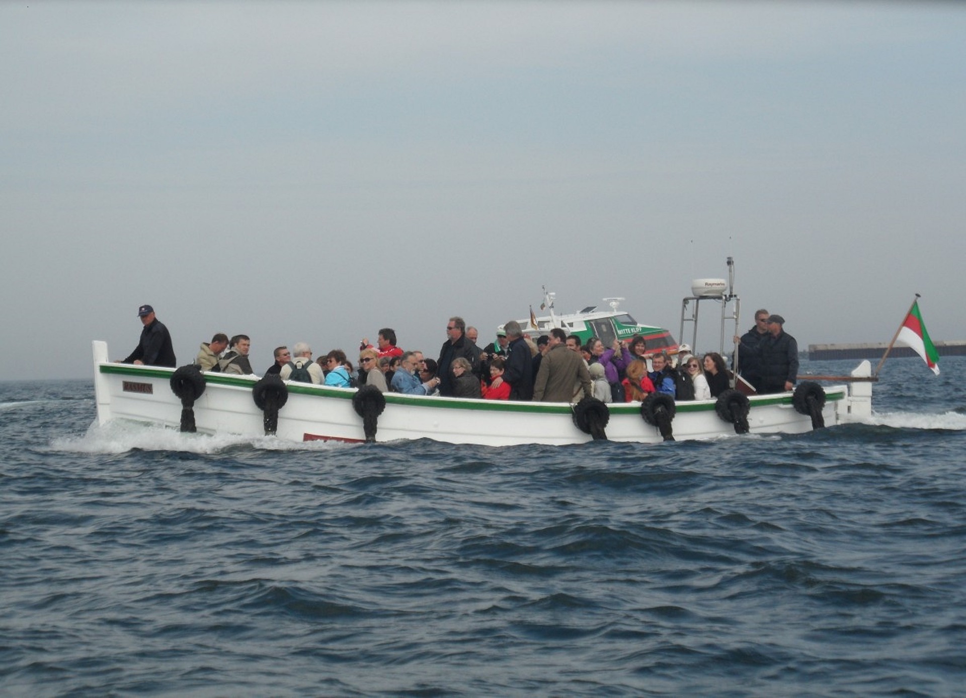 Börteboot bei der Überfahrt zu der Nordseeinsel mit Passagieren
