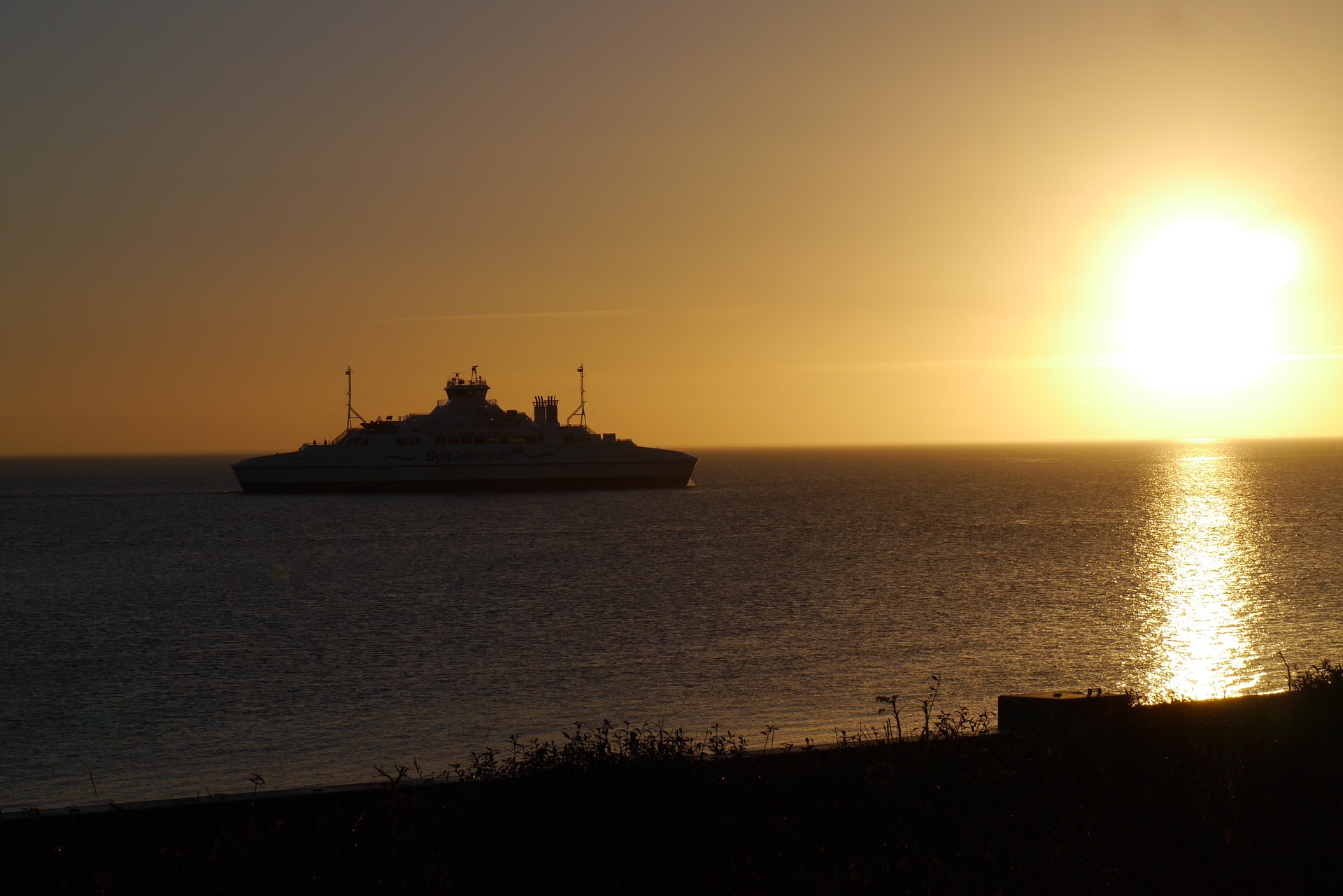 Clueso auf der Fähre im Sonnenuntergang vor der Nordseeinsel Sylt lauschen.