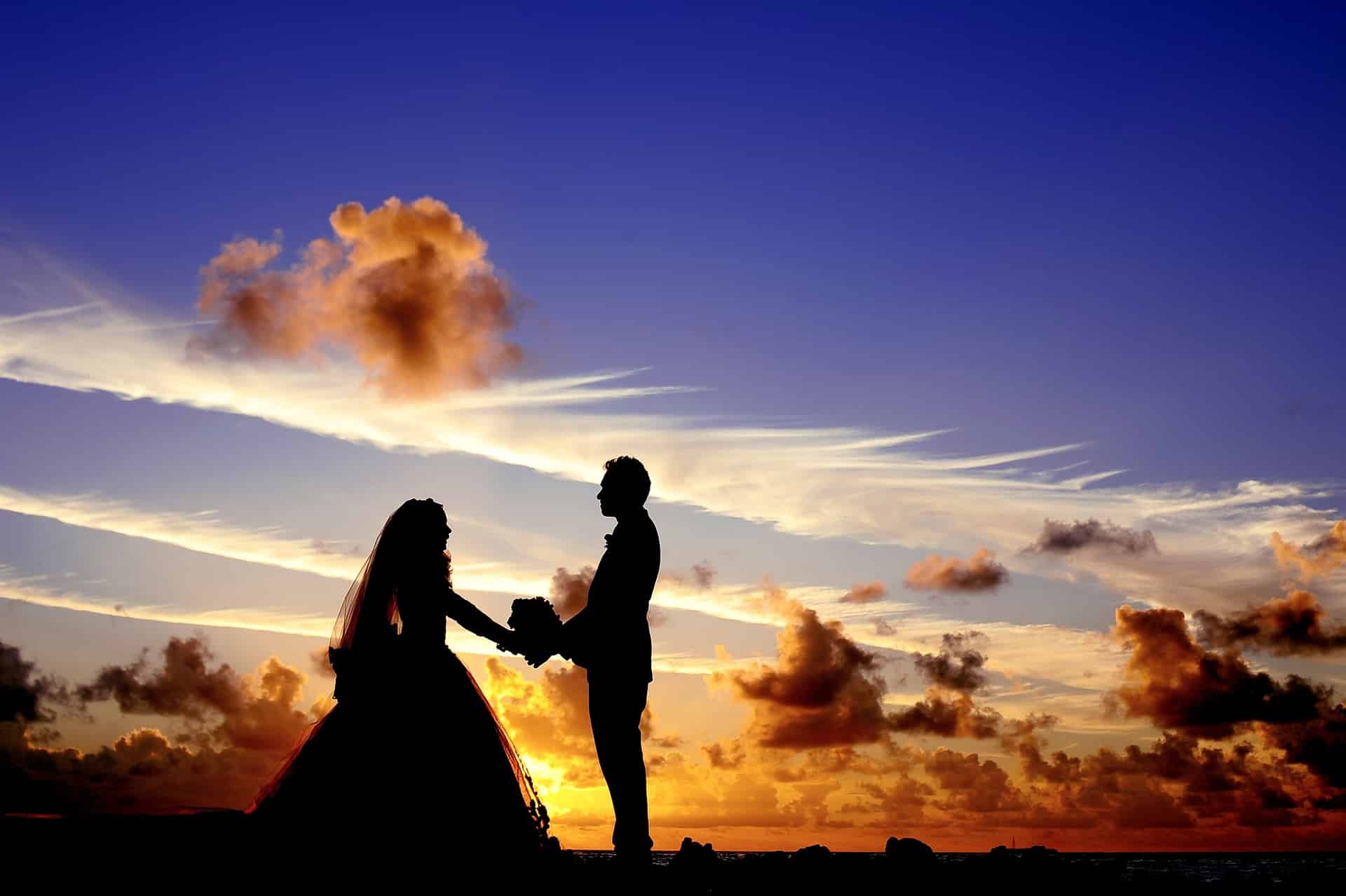 Nordseeinseln - Hochzeitspaar im Sonnenuntergang an der Nordsee